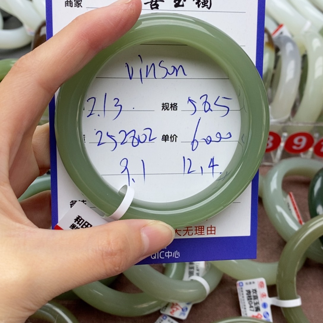 和田玉手镯未镶嵌V****糕