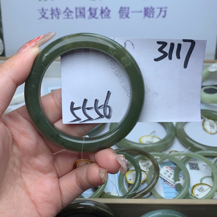 和田玉手镯未镶嵌