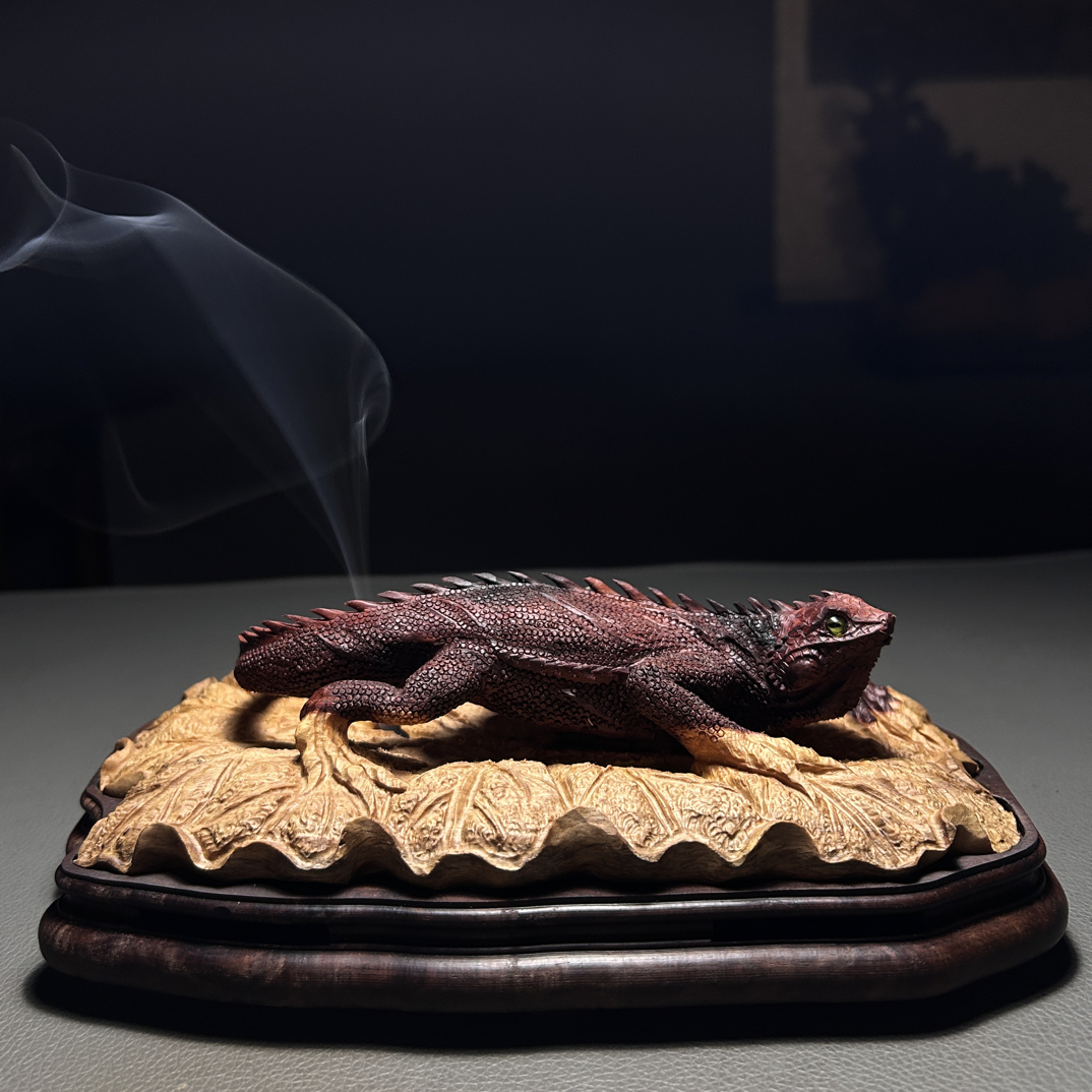 血檀俏色巧雕吸亿摆件作品