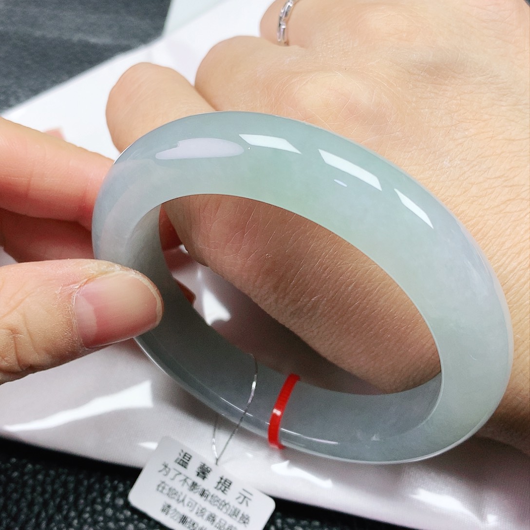 翡翠手镯未镶嵌54圈