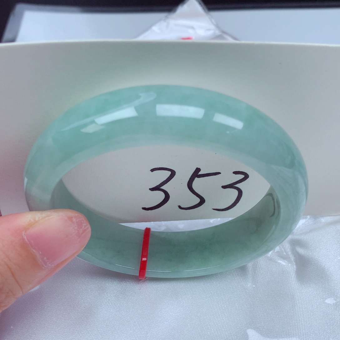 翡翠手镯未镶嵌翡翠