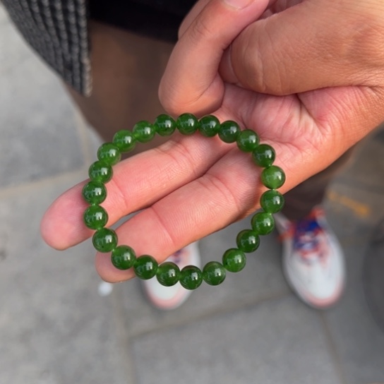 和田玉手链未镶嵌俄罗斯冰底辣阳绿，卡8小点