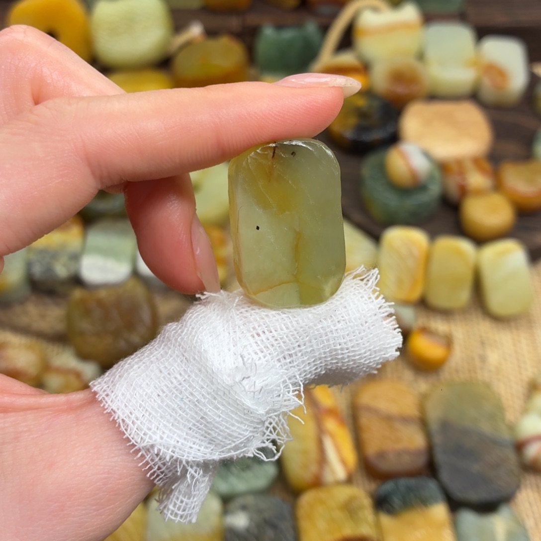 C****蛇纹石玉未镶嵌颈饰