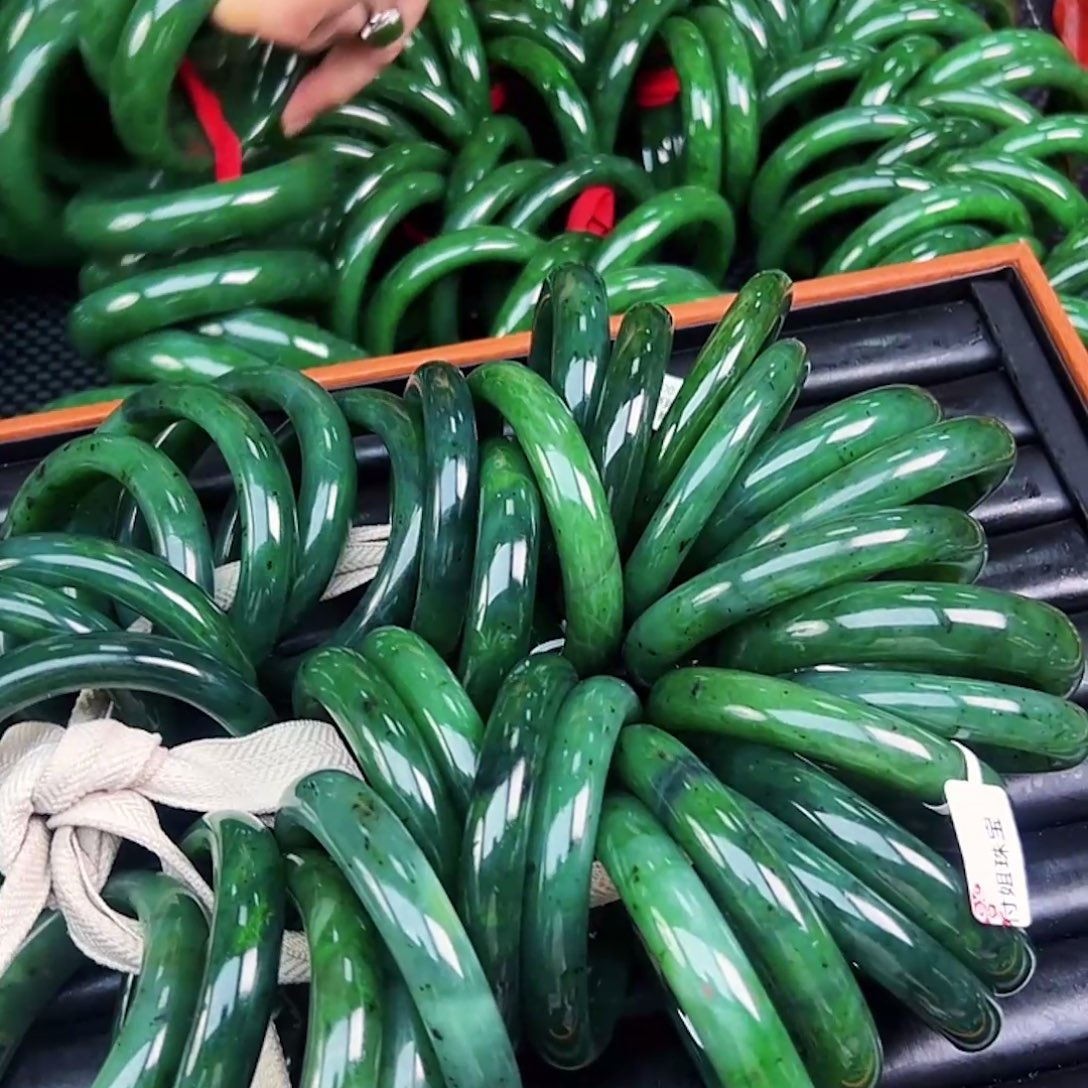 和田玉（碧玉）未镶嵌手镯发其一