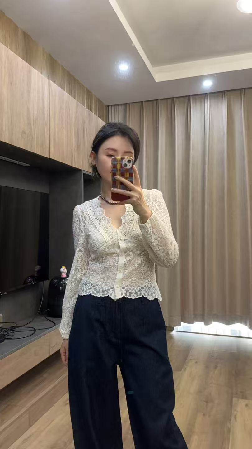 【秋日巴黎】法式复古V领内搭时尚设计师气质重工蕾丝刺绣衬衫上衣