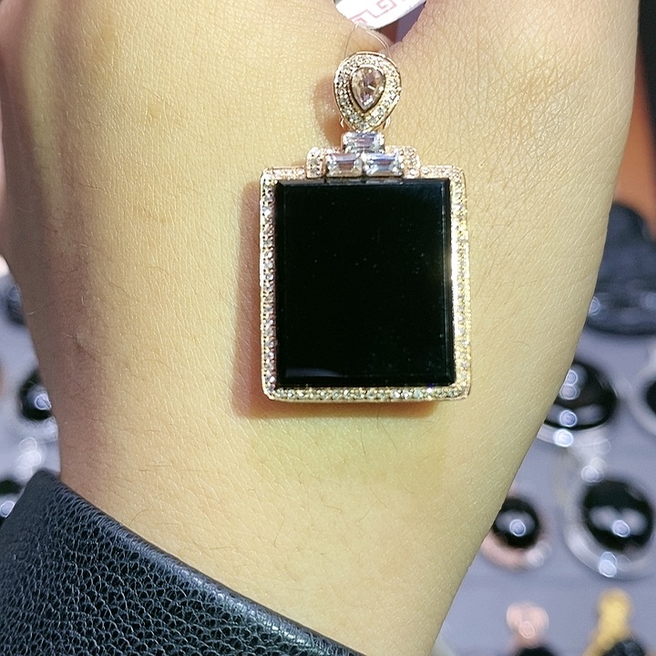 颈饰18K金镶嵌翡翠无事牌