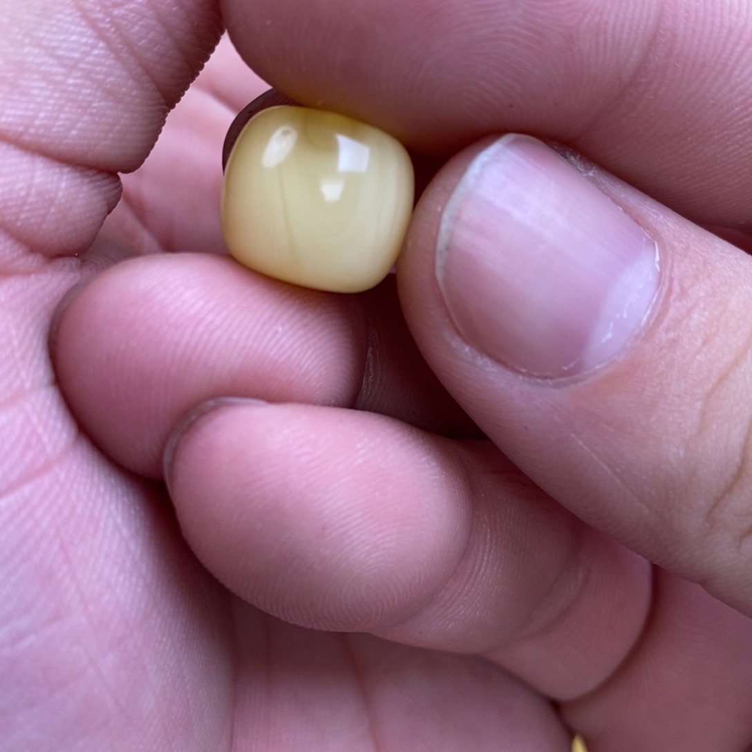 蜜蜡裸石未镶嵌。****。