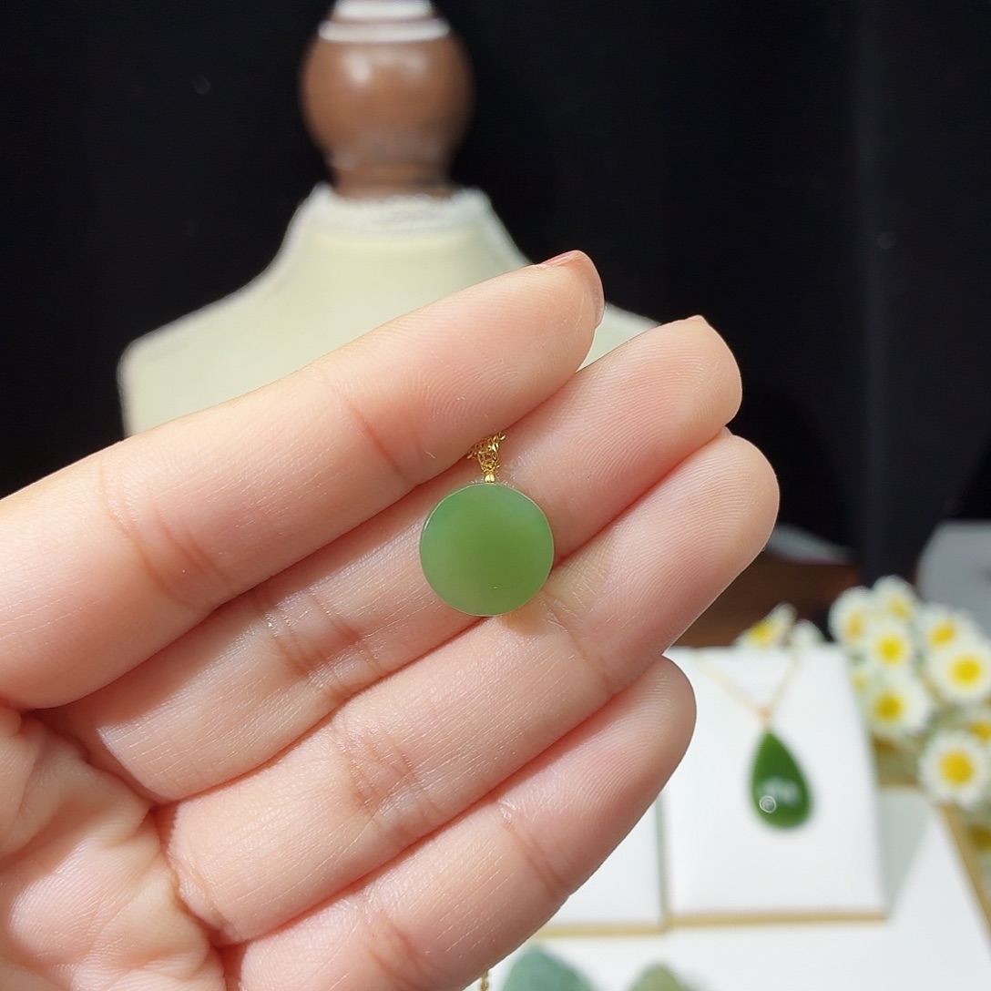 定***题和田玉（碧玉）18K金镶嵌耳饰