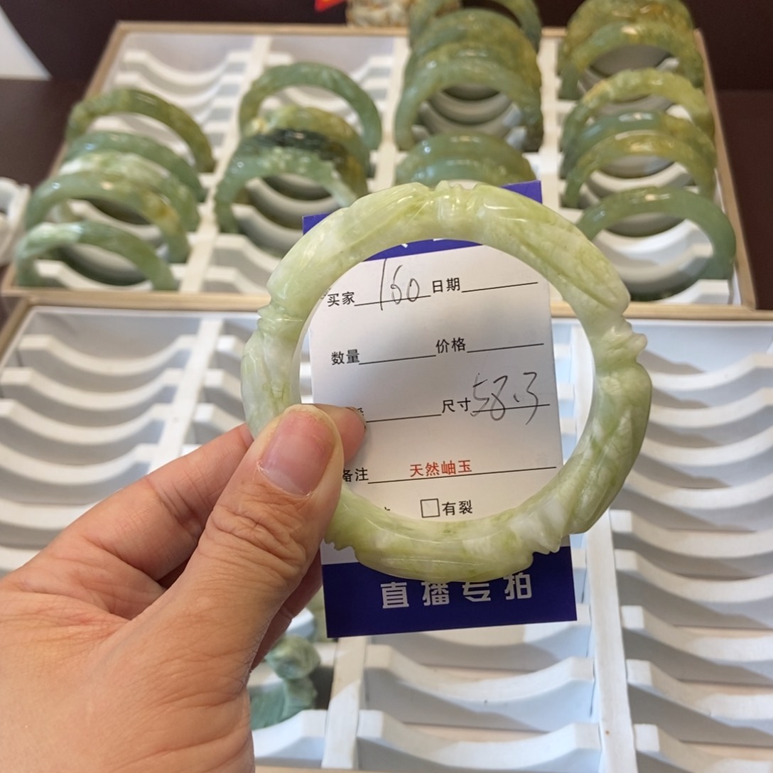 蛇纹石玉手镯未镶嵌