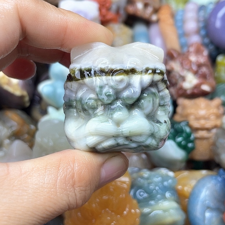 未镶嵌醒狮石英岩玉佘太翠醒狮