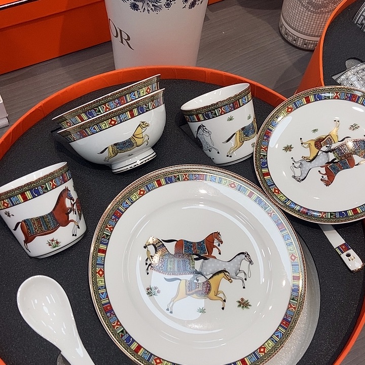 瓷片餐具吃饭，现在