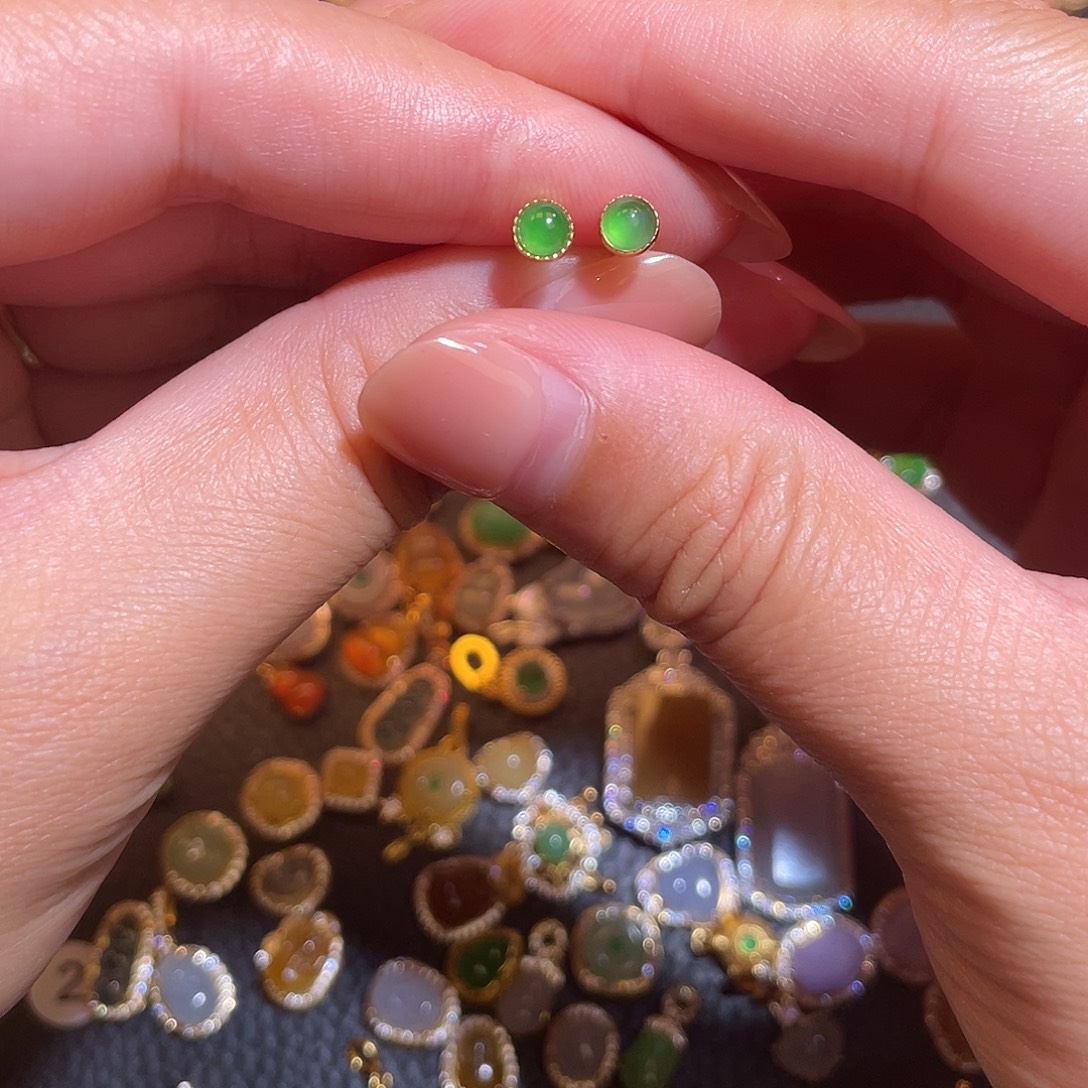 开****翡翠18K金镶嵌颈饰