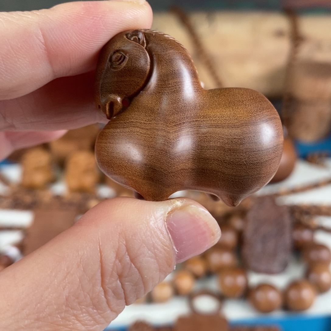 梦***茹檀香木把件老山檀香横纹黑肉大唐马树心油老料