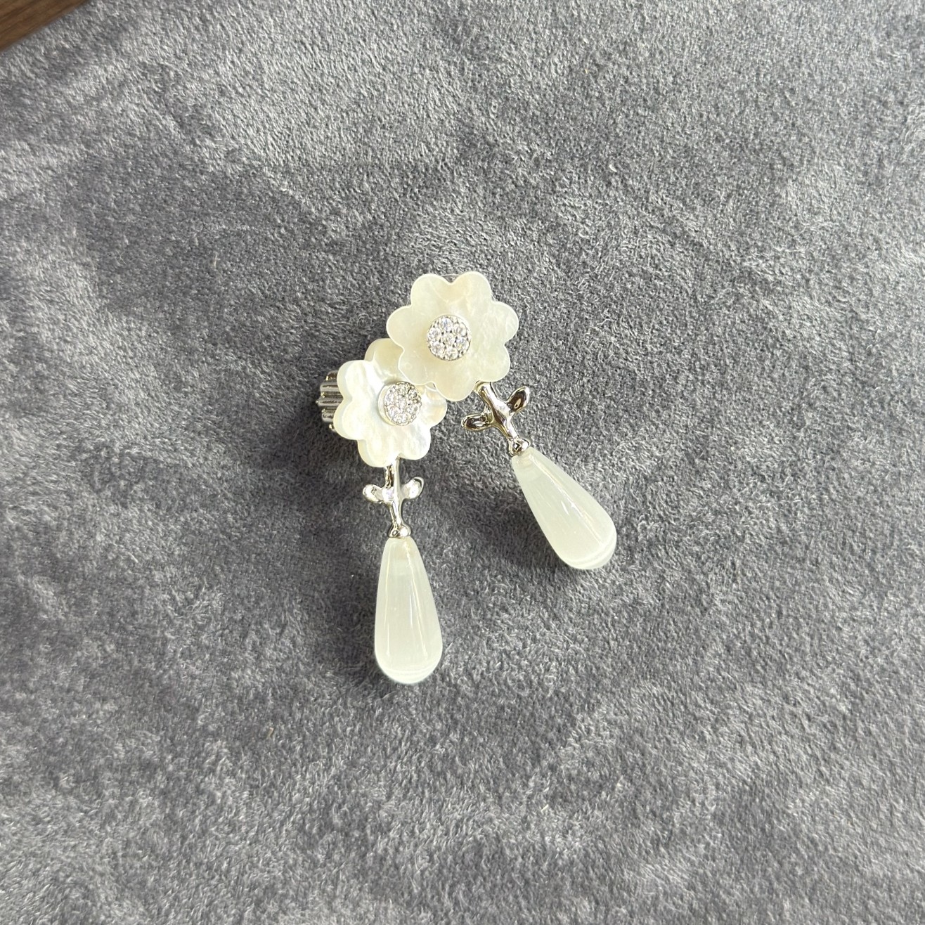 铜合金耳饰 C393白色花朵冰透水滴耳钉耳饰