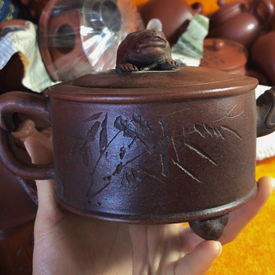 紫砂茶壶原矿泥料手工制作的紫砂壶。