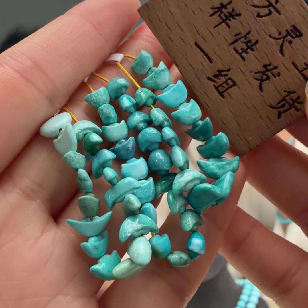 绿松石未镶嵌颈饰