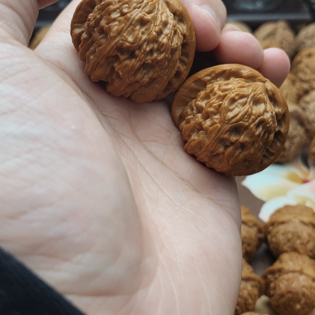 文玩核桃吊坠白痴子。