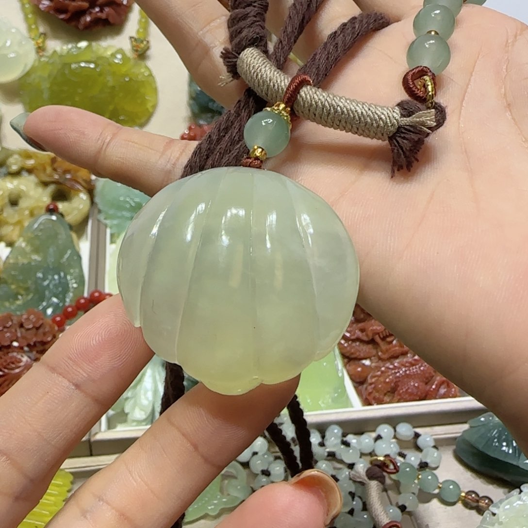 未镶嵌蛇纹石玉吊坠