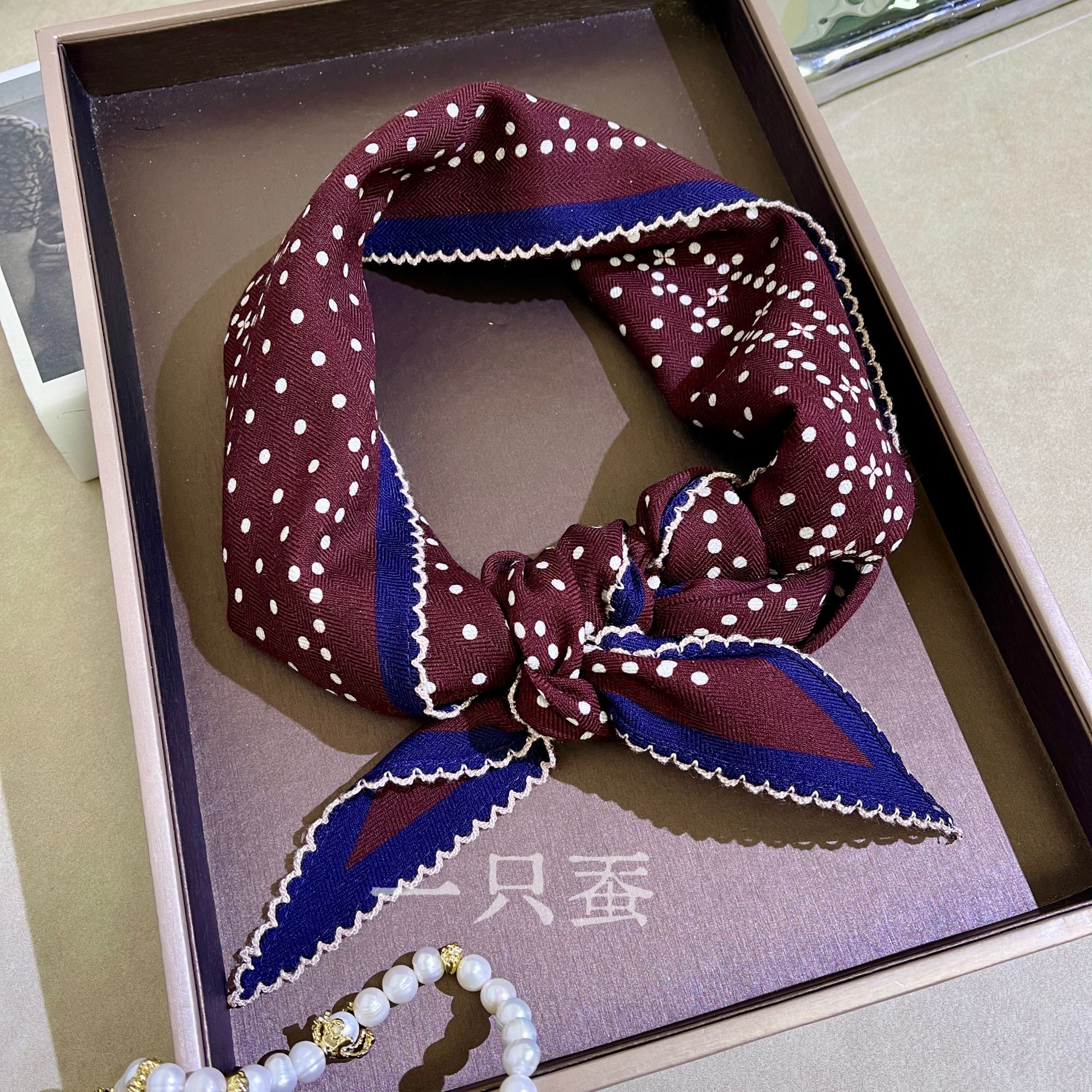 法式高级感秋冬桑蚕丝羊毛钩花边菱形巾围脖气质百搭配饰澳毛围巾