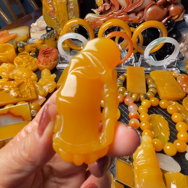 未镶嵌石英质玉（黄龙玉）颈饰