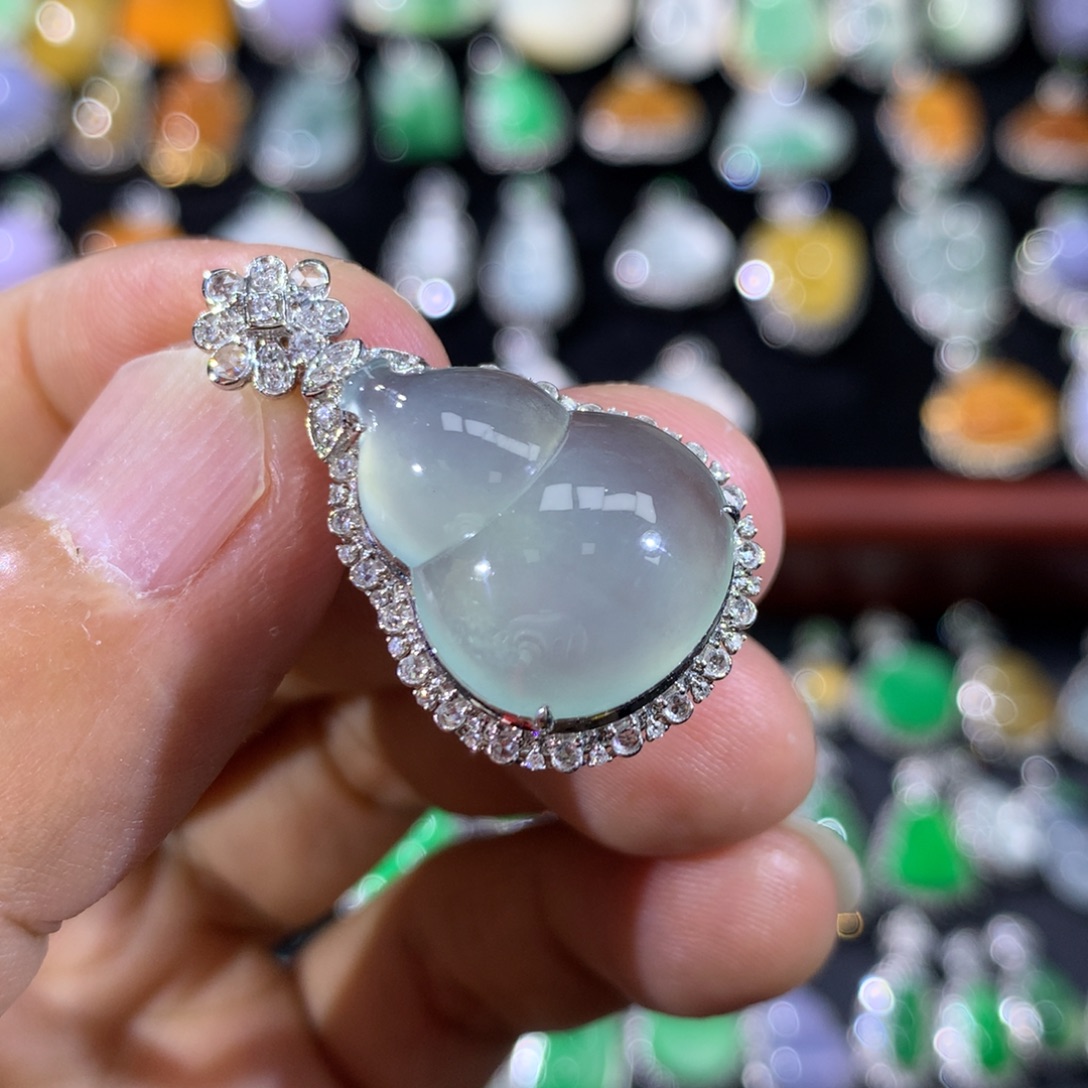 翡翠18K金镶嵌颈饰