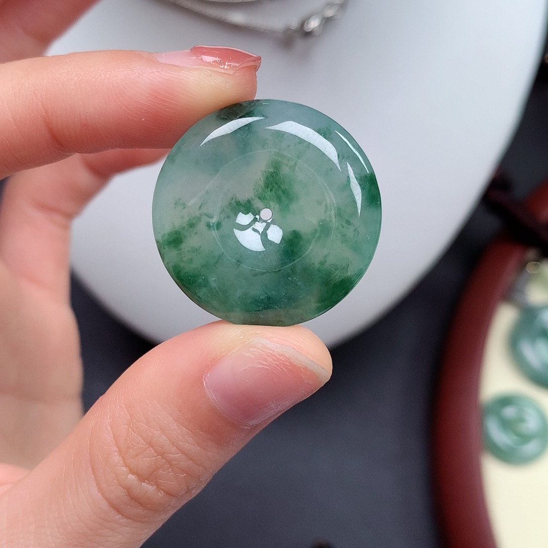 翡翠颈饰未镶嵌平安扣