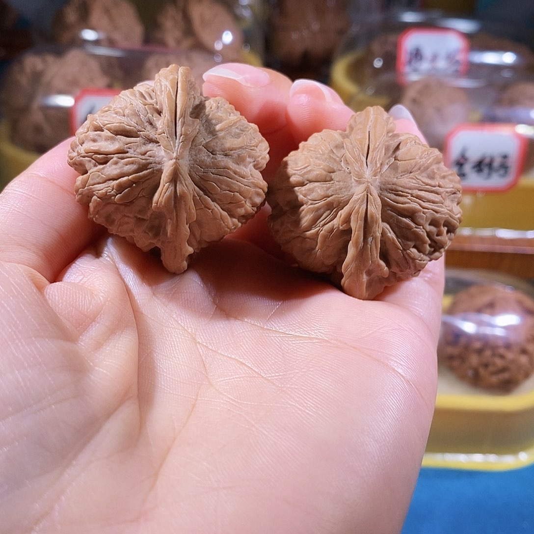 文玩核桃吊坠白狮子