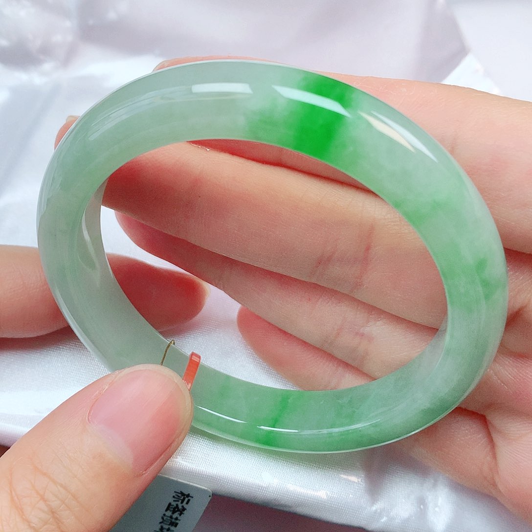 翡翠未镶嵌手镯抖音质检