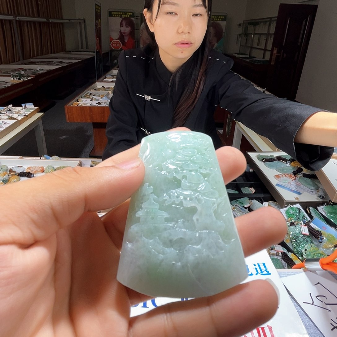 翡翠未镶嵌颈饰一