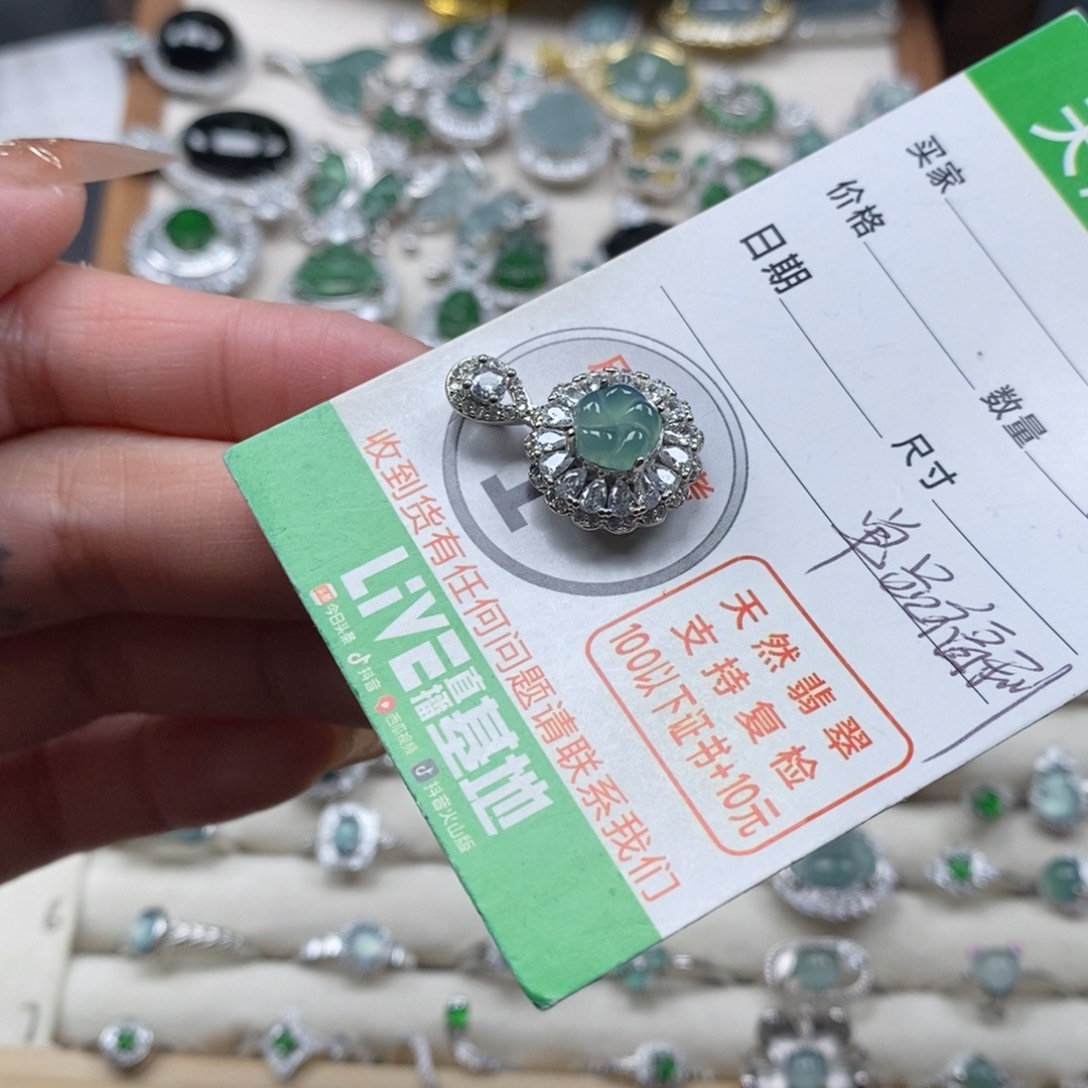 翡翠颈饰未镶嵌翡翠