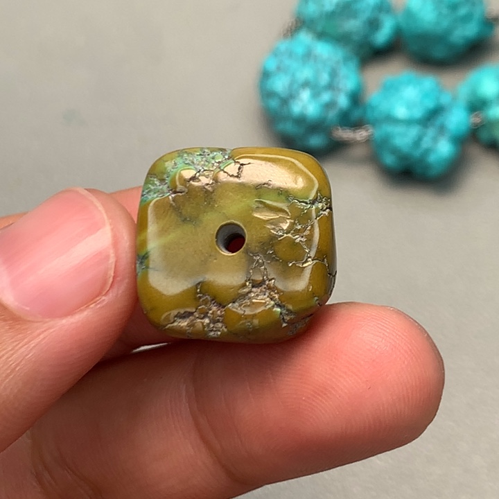 绿松石未镶嵌颈饰