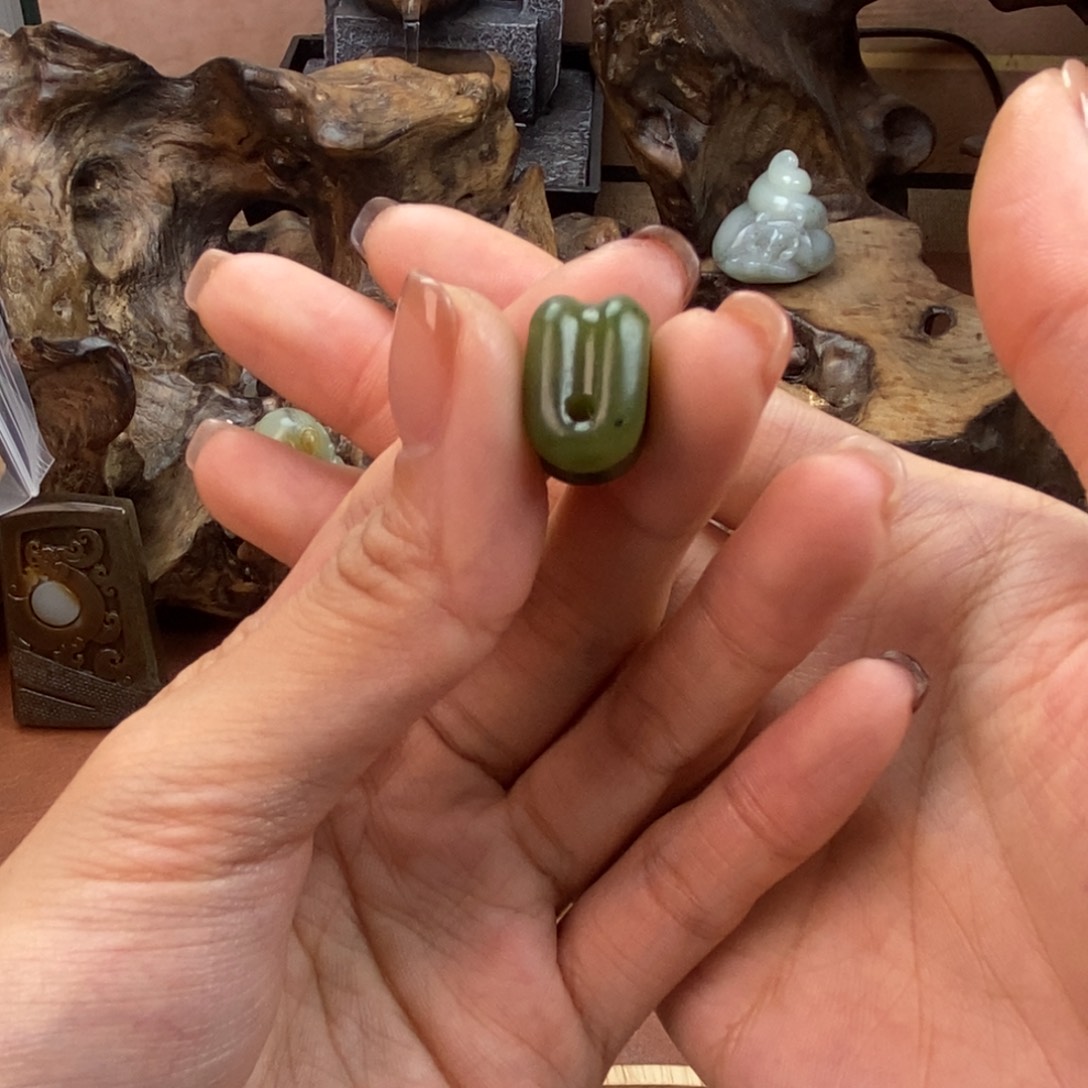 姐***乐和田玉未镶嵌颈饰