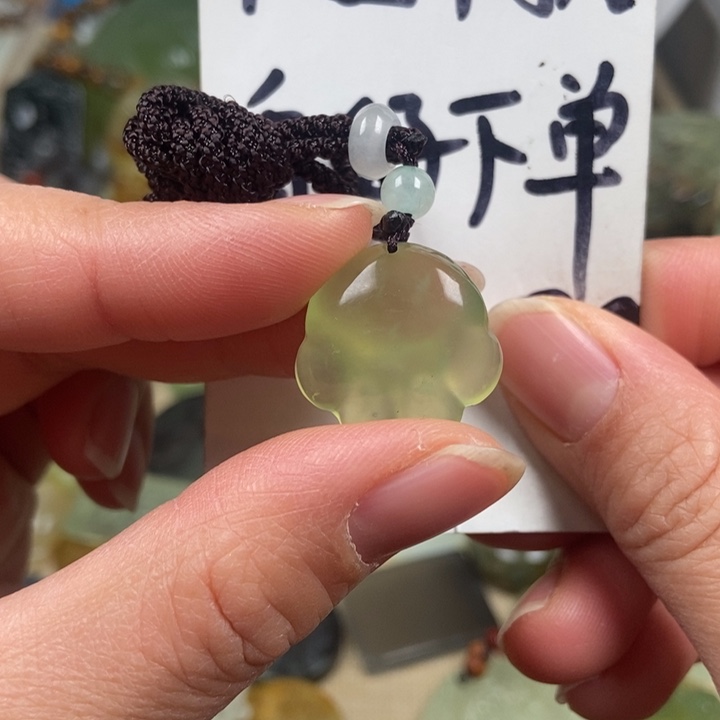 蛇纹石玉颈饰未镶嵌