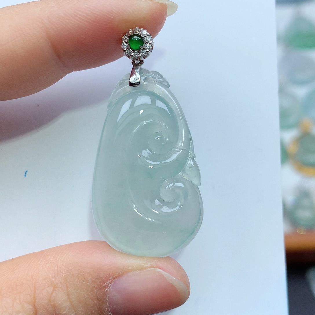 翡翠颈饰18K金镶嵌如意吊坠