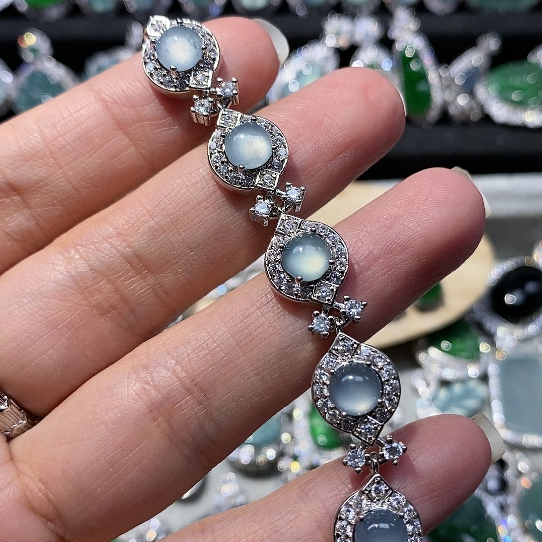 翡翠颈饰未镶嵌翡翠