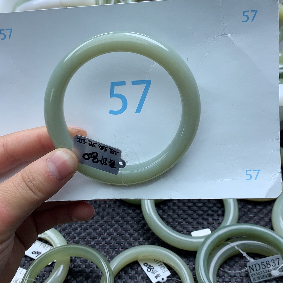 无****和田玉未镶嵌手镯