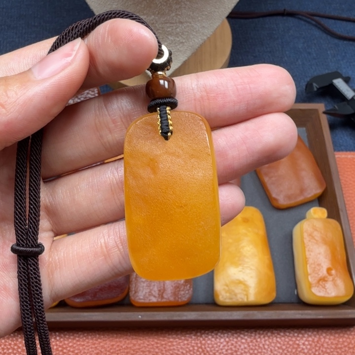 蜜蜡未镶嵌吊坠(赠链)