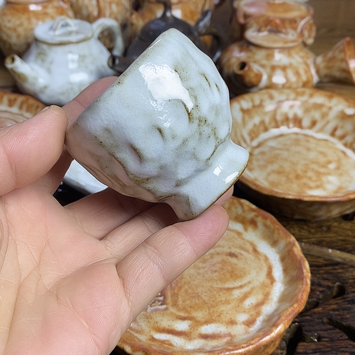 开播福利手捏茶杯