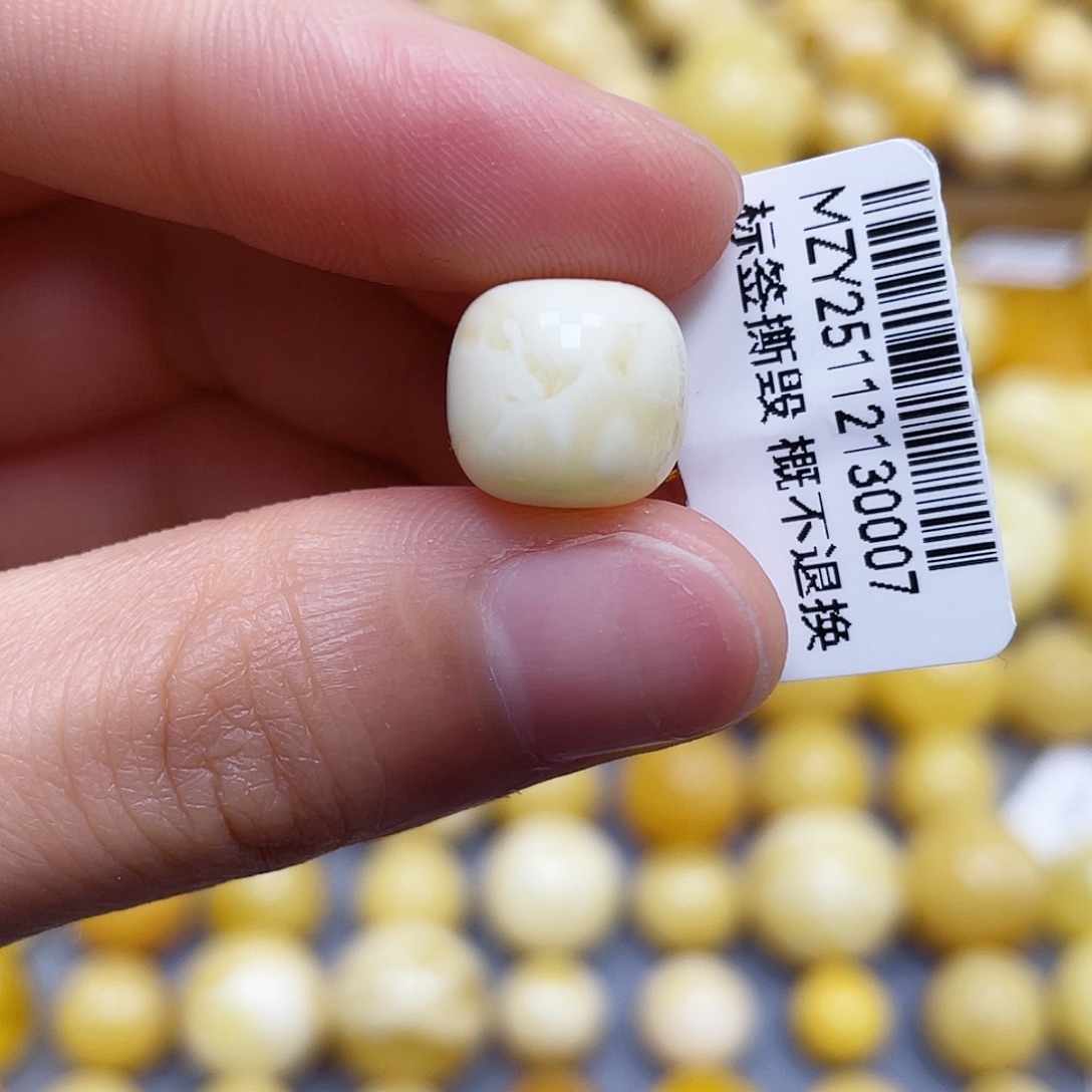 蜜蜡未镶嵌裸石11.5*10.7mm.瑕