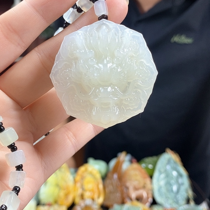 蛇纹石玉未镶嵌颈饰