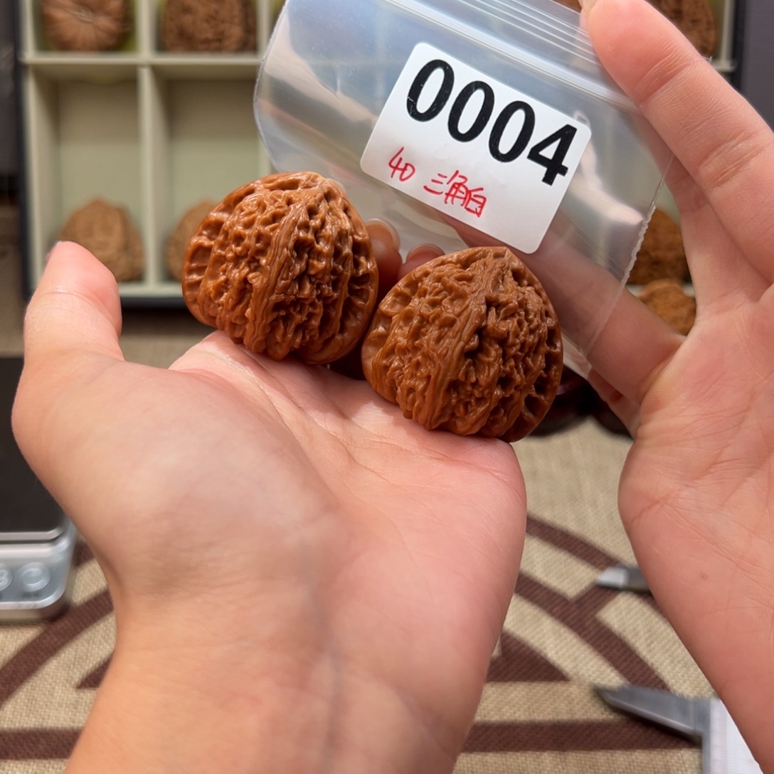 40三角白文玩核桃