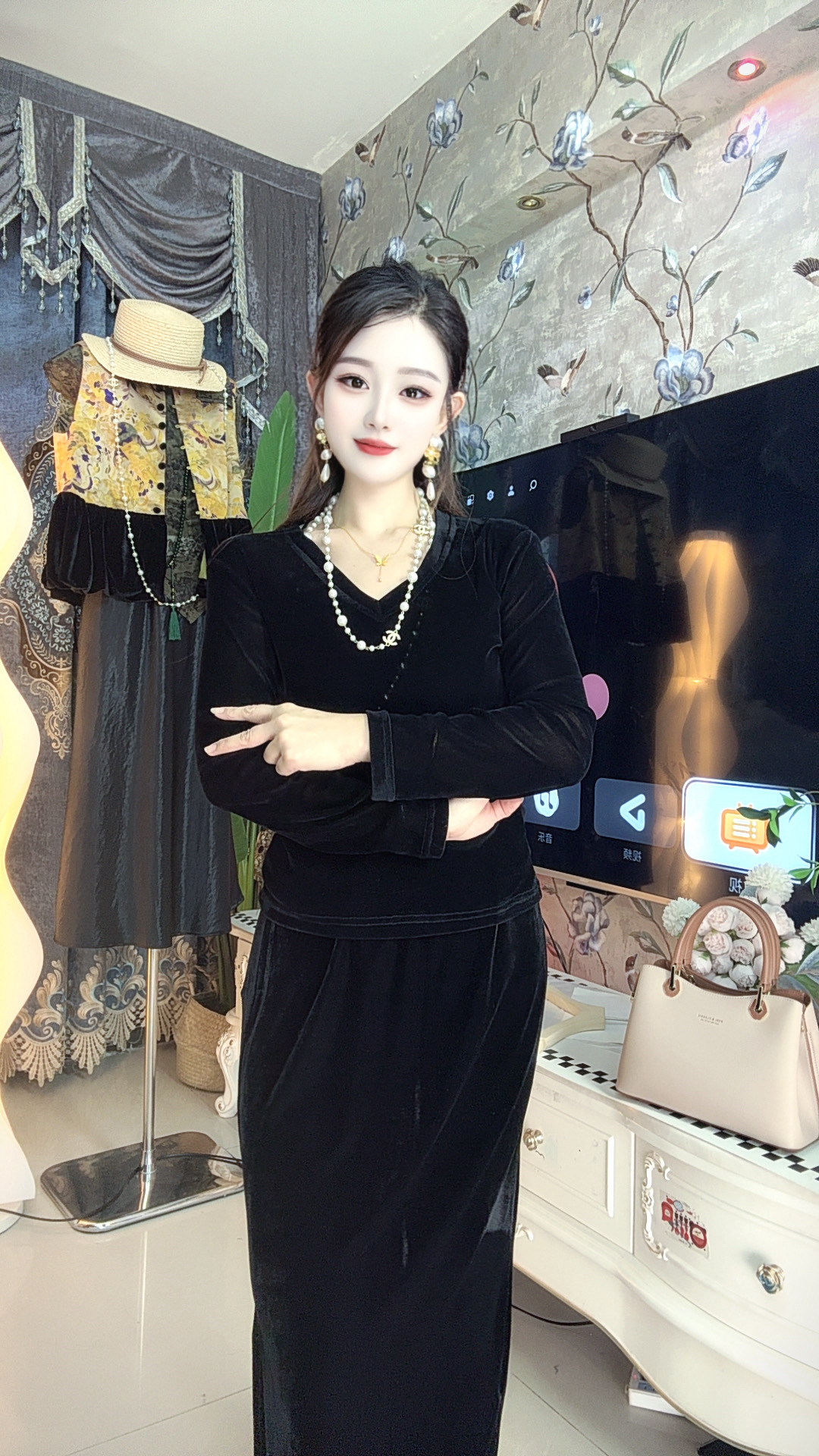 秋季新款满松V领小女人风格丝绒上衣，展现独特魅力