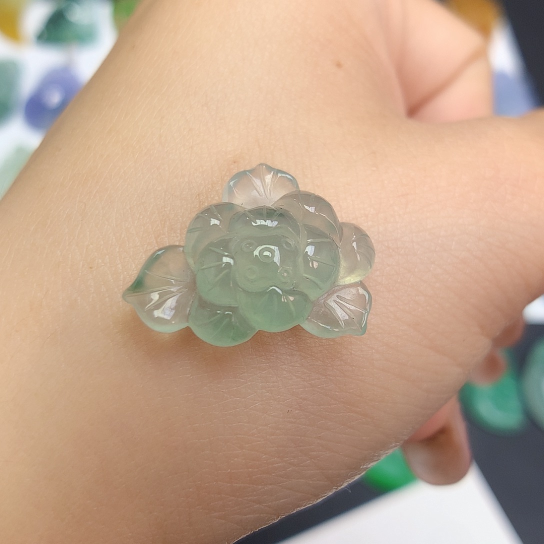 翡翠未镶嵌颈饰荷花