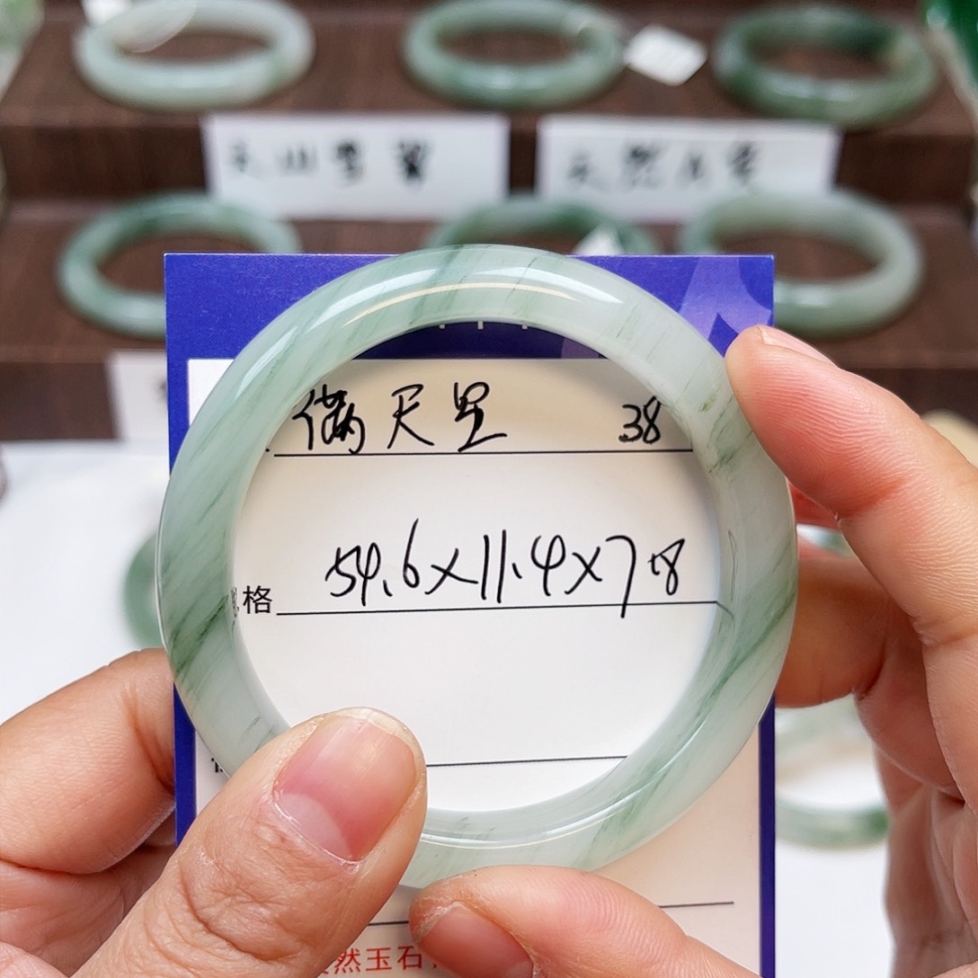 石英质玉手镯未镶嵌满**%