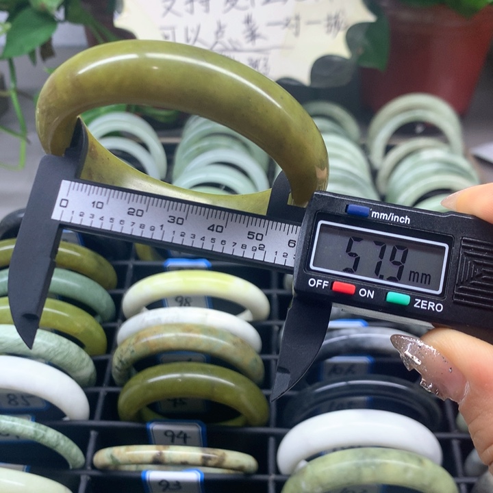 蛇纹石玉未镶嵌手镯99