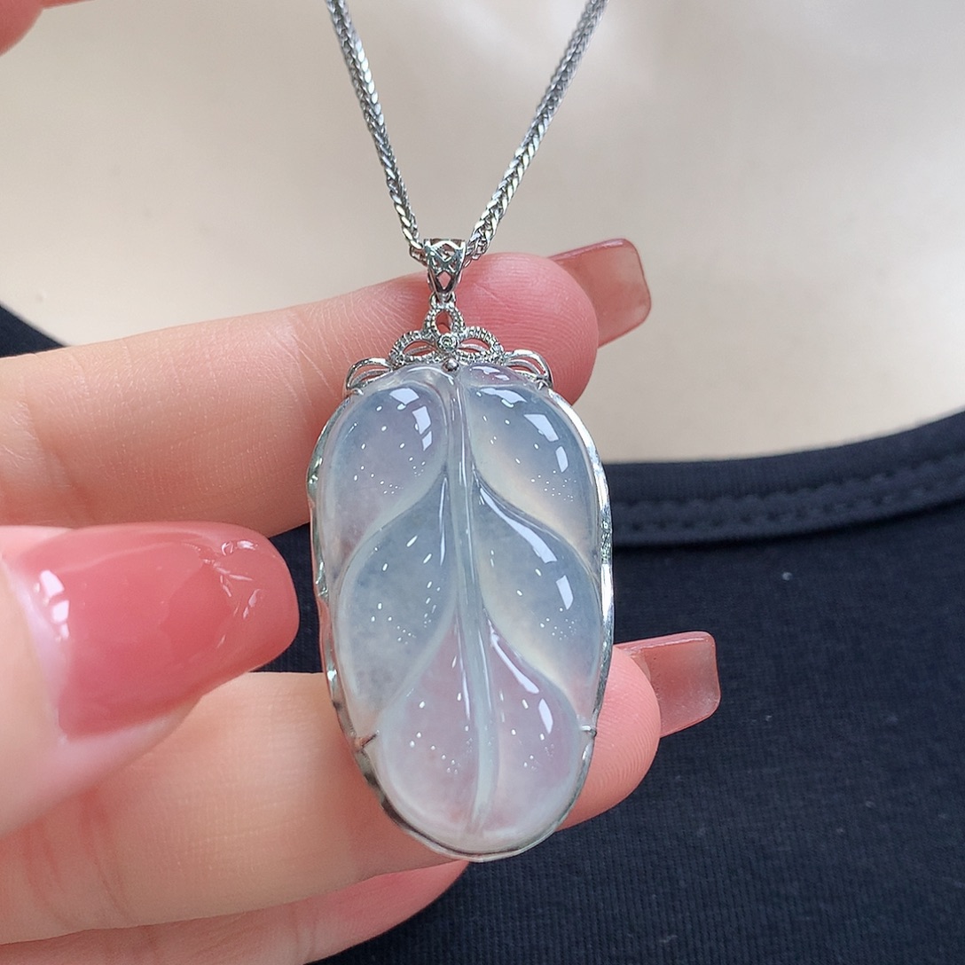 A***️翡翠18K金镶嵌颈饰叶子