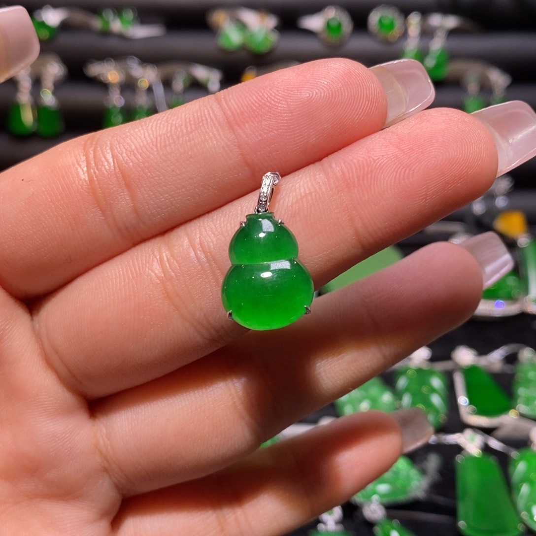 翡翠颈饰18K金镶嵌天然翡翠