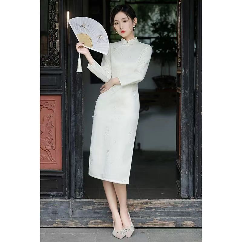 1593 米色 素板 【绣梅】八扣 旗袍