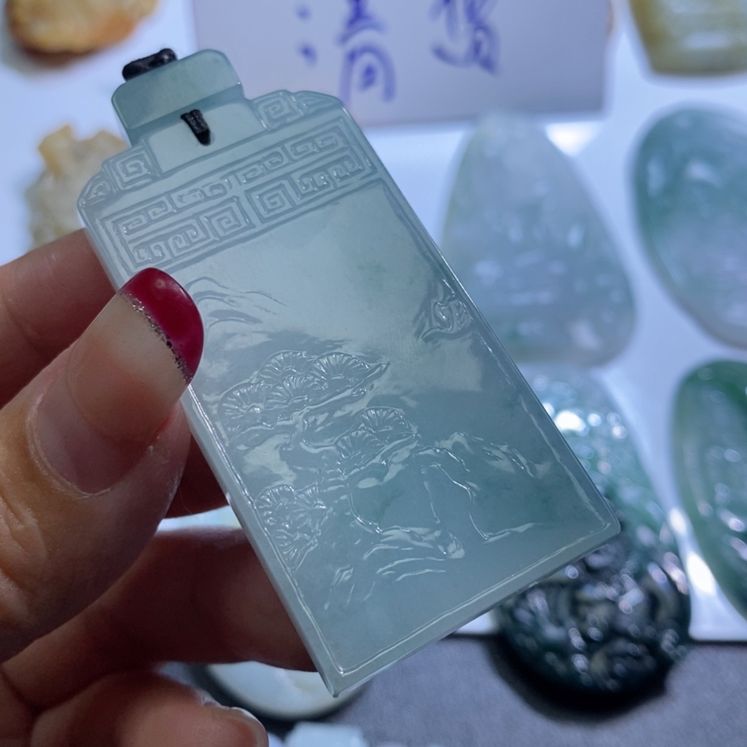 翡翠颈饰未镶嵌山水