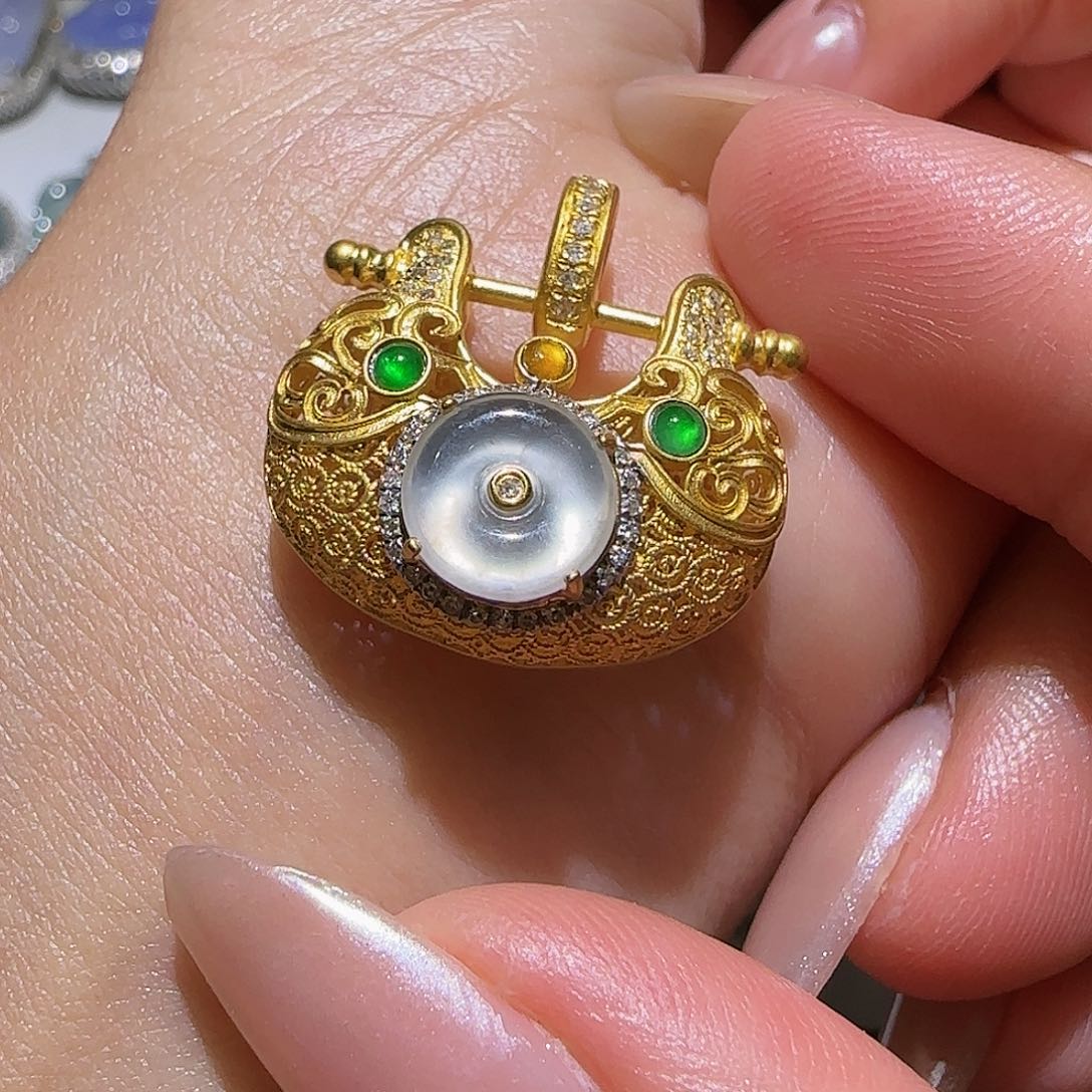 【闪购商品】颈饰18K金镶嵌翡翠天然